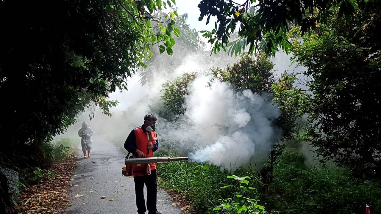 ▲南部登革熱疫情升溫 新北派21清潔隊員赴雲林支援噴消。（圖／新北市環保局提供）