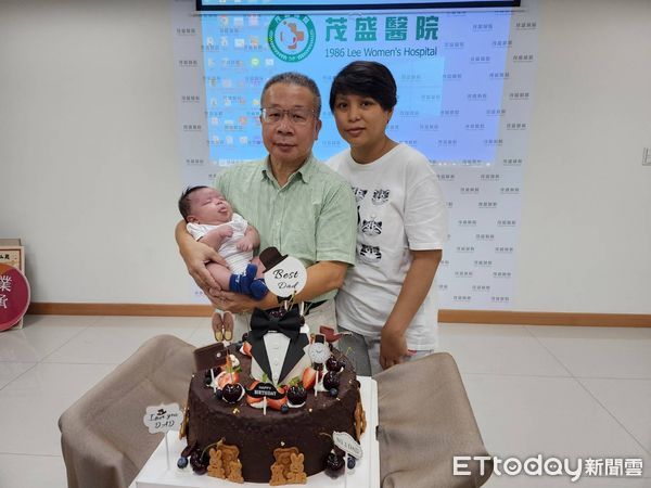 ▲父親節快樂！60歲首度當爸，大學老師激動回院感謝醫師。（圖／記者游瓊華攝）