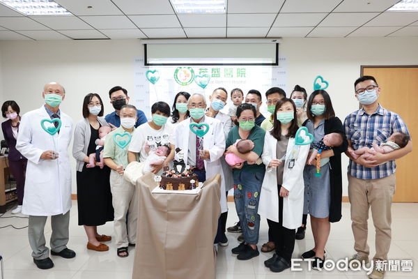 ▲父親節快樂！60歲首度當爸，大學老師激動回院感謝醫師。（圖／記者游瓊華攝）