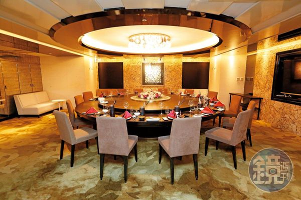 海峽會餐廳隱身台北市中心地下室，頂級海陸鍋堪稱招牌菜，是政商名流最愛聚會的地點之一。