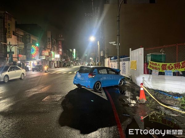 ▲藍色轎車的車主涉嫌酒駕，撞到正在停等紅綠燈的一對男女，男騎士死亡             。（圖／記者吳奕靖翻攝）