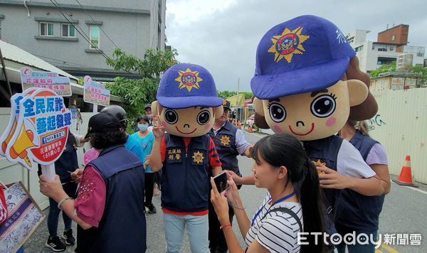 ▲▼花蓮縣警察局結合知名炸蛋蔥油餅店，辦理反詐宣導快閃活動。（圖／花蓮縣警察局提供，下同）