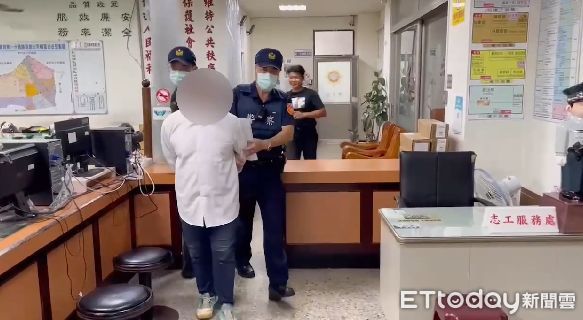 ▲台南市警一分局東門派出所埋伏緝獲出面取款的25歲黃姓車手，全案依涉嫌詐欺、洗錢防制法罪嫌送辦。（圖／記者林東良翻攝，下同）