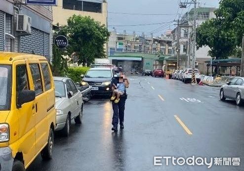 ▲▼2歲男童逛大街，害得車子全不敢動，暖警一把抱起挨家挨戶問了20分鐘才找到家。（圖／民眾提供，下同）