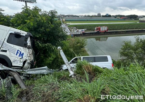 ▲國一南下228k廂型車與連結車碰撞衝落邊坡釀10傷。（圖／翻攝自國道用路資訊社群）