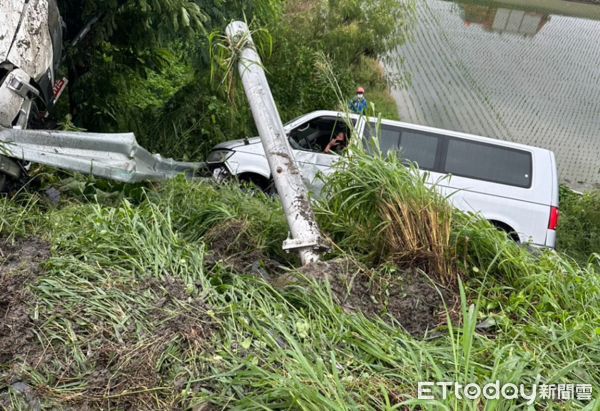 ▲國一南下228k廂型車與連結車碰撞衝落邊坡釀10傷。（圖／翻攝自國道用路資訊社群）