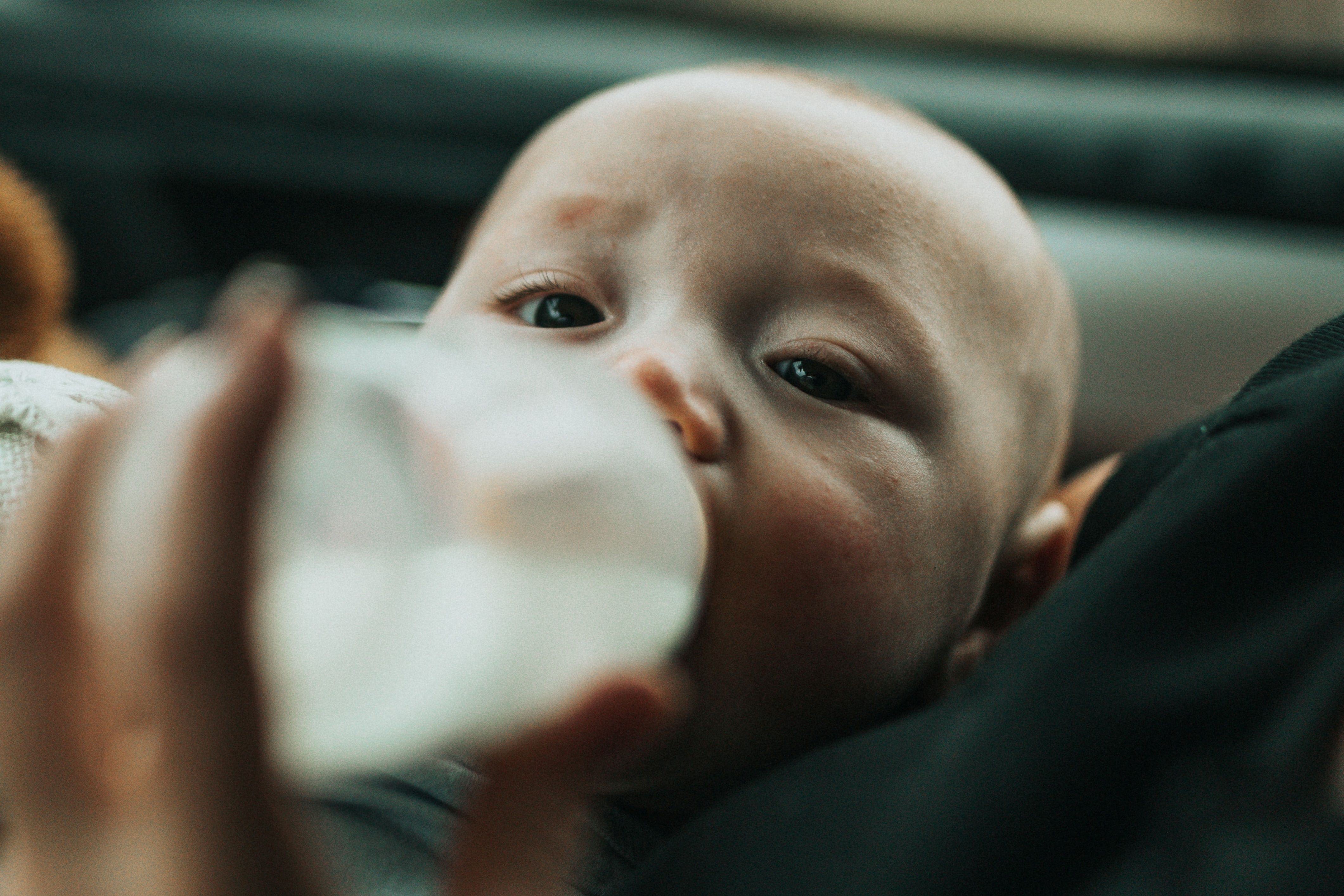 ▲▼寶寶,嬰兒,餵奶,喝奶,奶瓶。（圖／取自免費圖庫Unsplash）