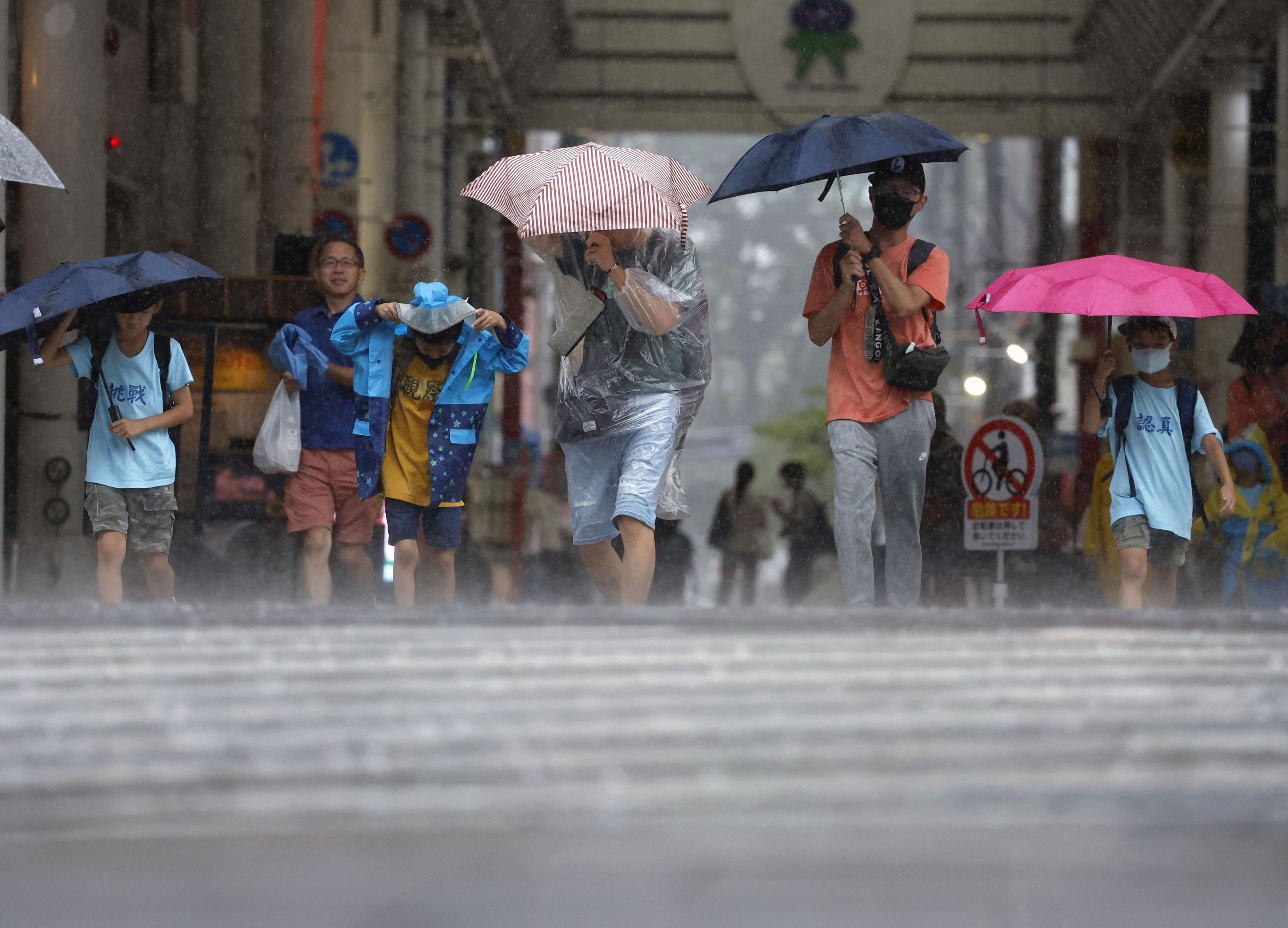 ▲▼卡努颱風,雨彈狂砸鹿兒島。（圖／路透）