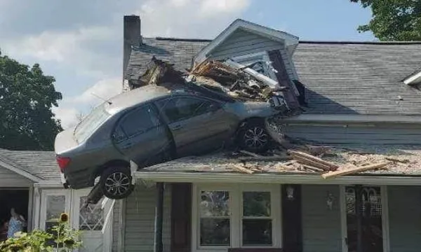 車子飛進二樓「卡在屋頂上」　神奇畫面瘋傳！警：司機是故意的。（圖／翻攝自Facebook／Junction Fire Company）