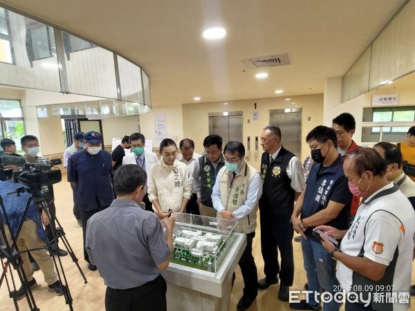 ▲台南榮譽國民之家新建工程，東區平實基地及網寮北基基地工程進行順利將如期於2023年底完工，市長黃偉哲9日前往視察。（圖／記者林東良翻攝，下同）