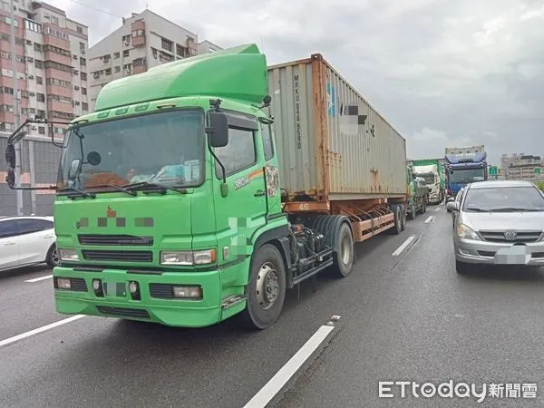 ▲疑因爲保持安全車距，造成4車連撞!其中一部是移民署的車輛             。（圖／記者吳奕靖翻攝）