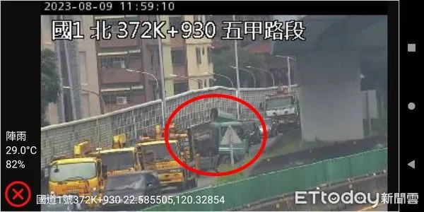 ▲國道五甲入口處發生大貨車「折甘蔗」，後方車輛嚴重回堵             。（圖／翻攝國道即時影像系統）