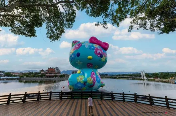▲高16公尺的「Hello Kitty」裝置降臨桃園龍潭大池，即日起至9/17展出。（圖／ig@shen700406提供，請勿隨意翻拍，以免侵權）