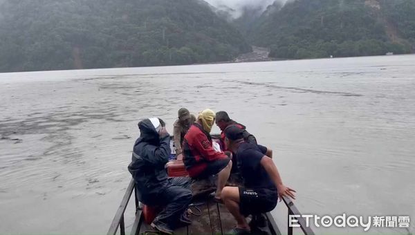 ▲仁愛分局員警高峯嵐在颱風天仍堅守崗位，未料在緊急出勤時發現救援受困對象竟是自己的父親。（圖／記者高堂堯翻攝）