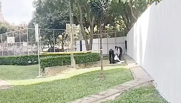 ▲桃園市陳姓男子去年10月5日清晨被發現陳屍於桃園區溫州公園籃球場旁，警方會同葬儀社人員到場處理。（圖／熱心民眾提供）