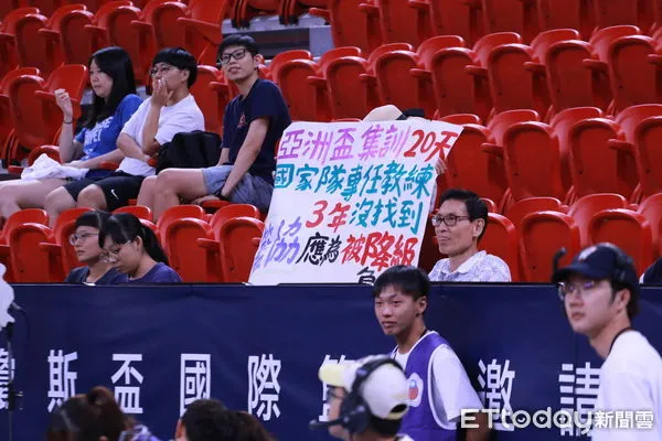 ▲瓊斯盃女籃最終日，有球迷自製海報抗議現有困境。（圖／記者杜奕君攝）