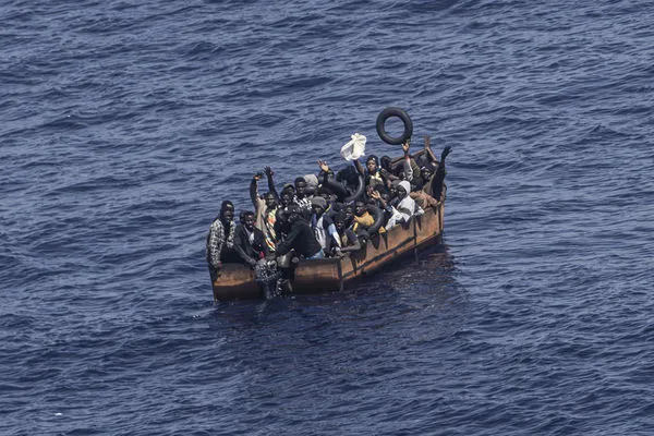▲▼義大利拉姆培杜薩島（Lampedusa）附近海域，經常可以見到移民鐵殼船。（圖／達志影像／美聯社）