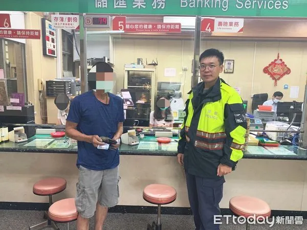 ▲枋寮警分局佳冬分駐所警員吳金儒及黃玉欣聯手阻止鄭男被騙             。（圖／記者陳崑福翻攝）