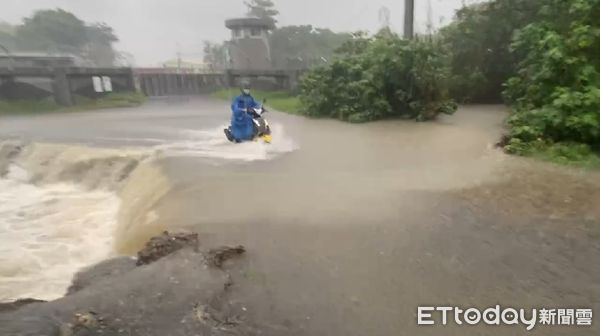 ▲▼台南暴雨，台南機場周遭道路淹水淪瀑布。（圖／記者林東良翻攝）