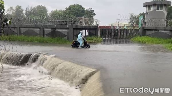 ▲▼台南暴雨，台南機場周遭道路淹水淪瀑布。（圖／記者林東良翻攝）