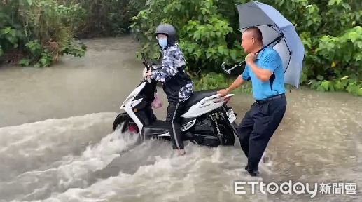 ▲因西南風影響，台南市下起豪雨，造成多處淹水情況。（圖／記者林東良翻攝，下同）