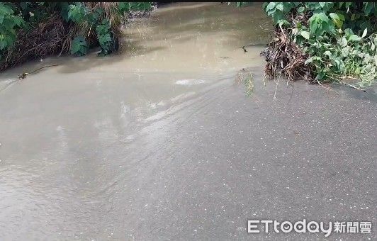 ▲因西南風影響，台南市下起豪雨，造成多處淹水情況。（圖／記者林東良翻攝，下同）