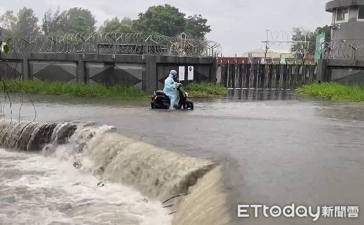 ▲因西南風影響，台南市下起豪雨，造成多處淹水情況。（圖／記者林東良翻攝，下同）