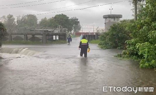 ▲因西南風影響，台南市下起豪雨，造成多處淹水情況。（圖／記者林東良翻攝，下同）