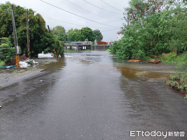 ▲因西南風影響，台南市下起豪雨，造成多處淹水情況。（圖／記者林東良翻攝，下同）