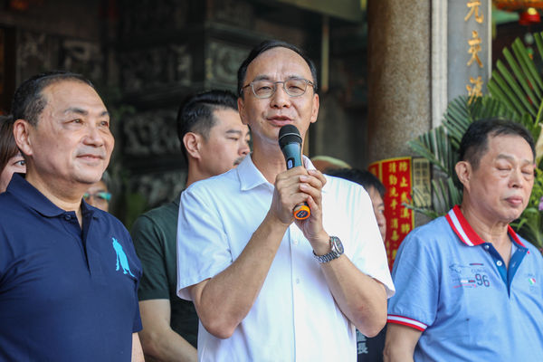 ▲朱立倫、桃園市長張善政、桃園市議長邱奕勝今陪同侯友宜至大溪普濟堂參香祝壽。（圖／國民黨提供）