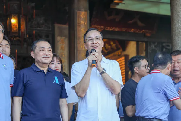 ▲朱立倫、桃園市長張善政、桃園市議長邱奕勝今陪同侯友宜至大溪普濟堂參香祝壽。（圖／國民黨提供）