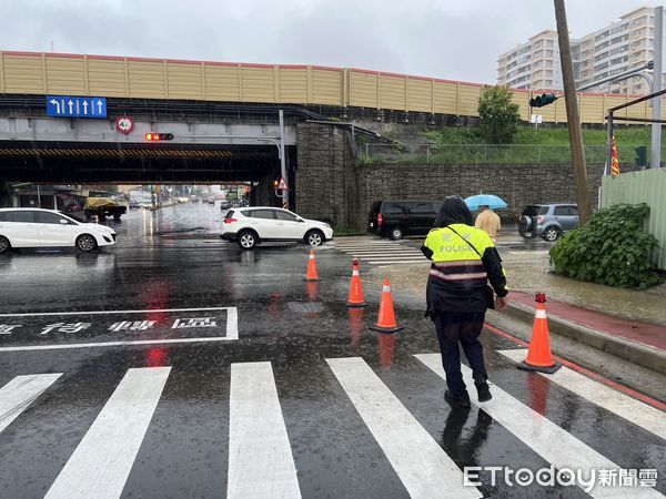 ▲台南降下豪雨，市區多處積水，警方冒大雨派員拉起封鎖線管理交通，維護人車安全。（圖／記者林東良翻攝，下同）