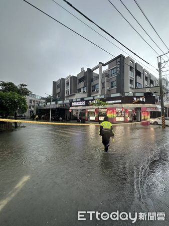 ▲台南降下豪雨，市區多處積水，警方冒大雨派員拉起封鎖線管理交通，維護人車安全。（圖／記者林東良翻攝，下同）