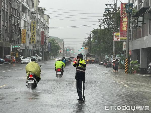 ▲台南降下豪雨，市區多處積水，警方冒大雨派員拉起封鎖線管理交通，維護人車安全。（圖／記者林東良翻攝，下同）