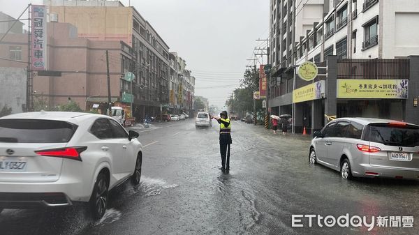 ▲台南降下豪雨，市區多處積水，警方冒大雨派員拉起封鎖線管理交通，維護人車安全。（圖／記者林東良翻攝，下同）