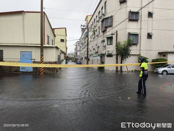 ▲台南降下豪雨，市區多處積水，警方冒大雨派員拉起封鎖線管理交通，維護人車安全。（圖／記者林東良翻攝，下同）