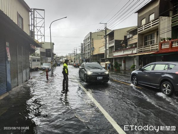 ▲台南降下豪雨，市區多處積水，警方冒大雨派員拉起封鎖線管理交通，維護人車安全。（圖／記者林東良翻攝，下同）