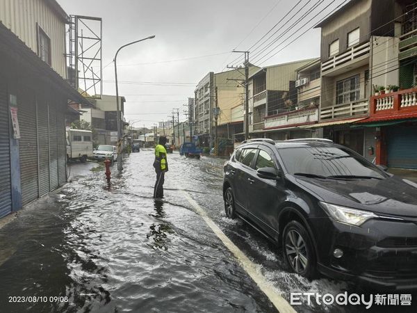 ▲台南降下豪雨，市區多處積水，警方冒大雨派員拉起封鎖線管理交通，維護人車安全。（圖／記者林東良翻攝，下同）