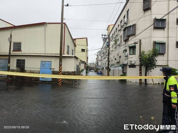 ▲台南降下豪雨，市區多處積水，警方冒大雨派員拉起封鎖線管理交通，維護人車安全。（圖／記者林東良翻攝，下同）