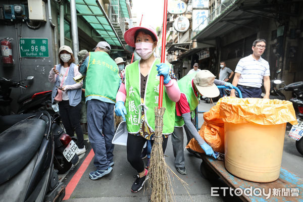 ▲台北市長蔣萬安視察大同區登革熱噴消作業。（圖／記者林敬旻攝）