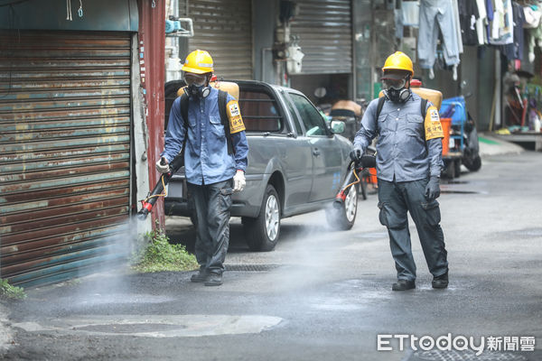 ▲台北市長蔣萬安視察大同區登革熱噴消作業。（圖／記者林敬旻攝）