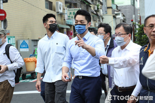 ▲台北市長蔣萬安視察大同區登革熱噴消作業。（圖／記者林敬旻攝）