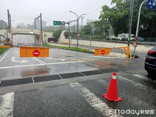 ▲台南高大雨多區淹水，小東、大同地下道因淹水封閉，警方派員冒雨管制交通。（圖／記者林東良翻攝，下同）