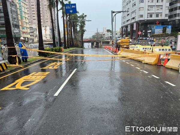 ▲台南高大雨多區淹水，小東、大同地下道因淹水封閉，警方派員冒雨管制交通。（圖／記者林東良翻攝，下同）