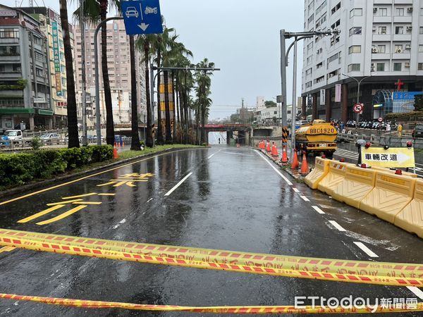 ▲台南高大雨多區淹水，小東、大同地下道因淹水封閉，警方派員冒雨管制交通。（圖／記者林東良翻攝，下同）