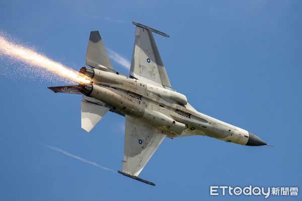 ▲IDF戰機10日執行單機展示操演時引擎起火。（圖／讀者提供）