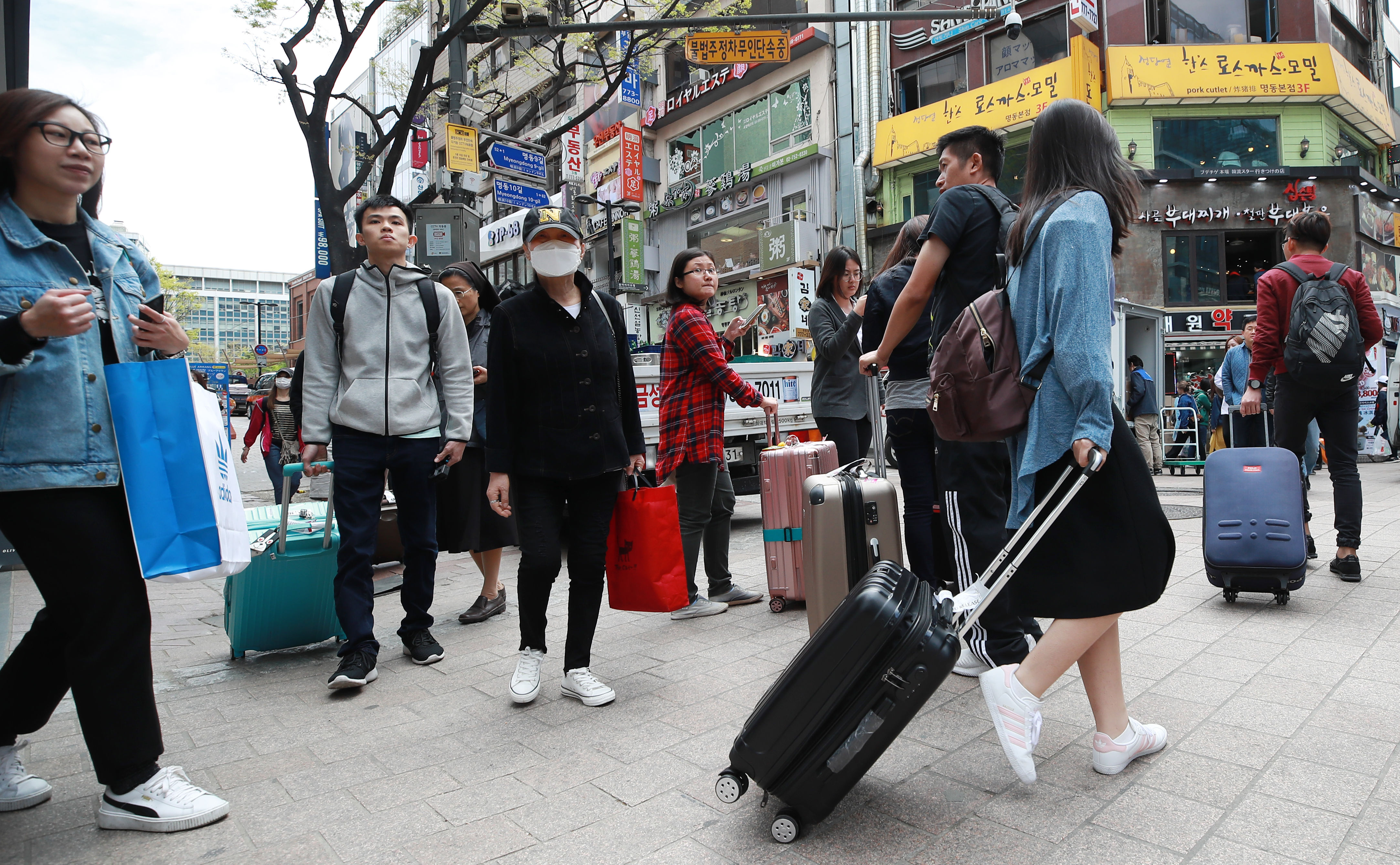 ▲▼中國遊客散客2018年帶著行李箱在首爾明洞街頭漫步。（圖／達志影像／newscom）