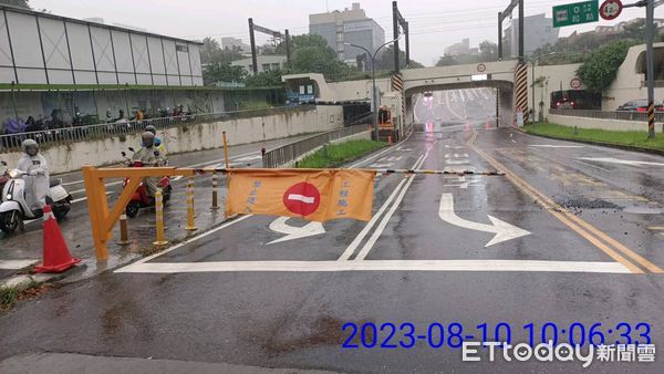 ▲台南高大雨多區淹水，小東、大同地下道因淹水封閉，警方派員冒雨管制交通。（圖／記者林東良翻攝，下同）