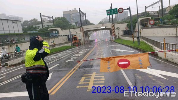 ▲台南高大雨多區淹水，小東、大同地下道因淹水封閉，警方派員冒雨管制交通。（圖／記者林東良翻攝，下同）