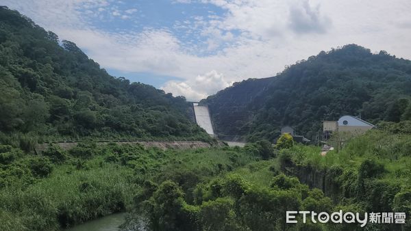 ▲▼苗栗鯉魚潭水庫鋸齒堰溢洪道10日上午開始溢流，繼上次溢流已經睽違295天。（圖／記者蔡文淵翻攝）